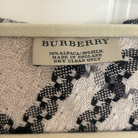 Cream and Black Plaid Shawl Authentic Burberry - Picture 4 of 5
